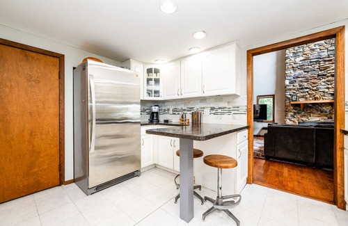 Edwardsburg Casa | Lakeside Luxury: 3BR Retreat on Eagle Lake!