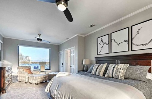 Azle Casa | Lakeside Luxury: Epic Views, Chef’s Kitchen