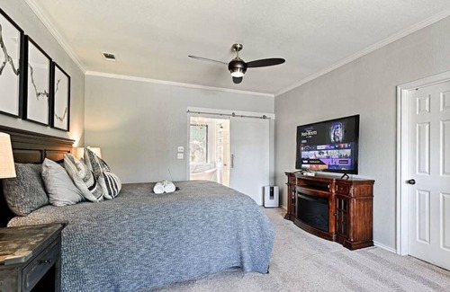 Azle Casa | Lakeside Luxury: Epic Views, Chef’s Kitchen