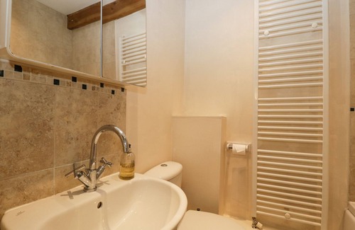 Inchbrook Cabaña | LAKESIDE MILL COTTAGE, pet friendly, with a garden in Nailsworth