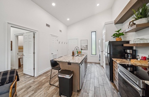 Grove Cabina | Lakeside Modern Luxury w/Lake Views