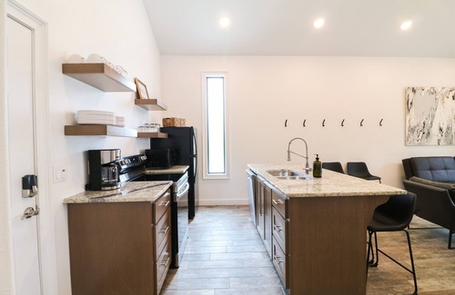 Grove Cabina | Lakeside Modern Luxury with Lake Views, King Beds