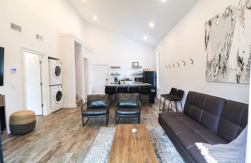 Grove Cabina | Lakeside Modern Luxury with Lake Views, King Beds