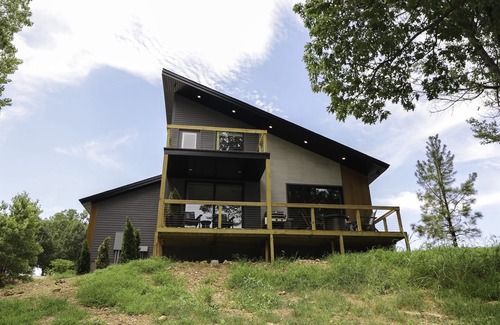 Grove Cabina | Lakeside Modern Luxury with Lake Views, King Beds