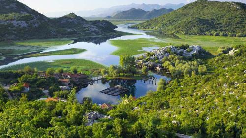 Karuc Casa | Lakeside oasis home Karuc