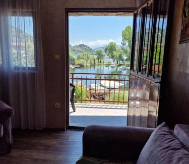 Karuc Casa | Lakeside oasis home Karuc