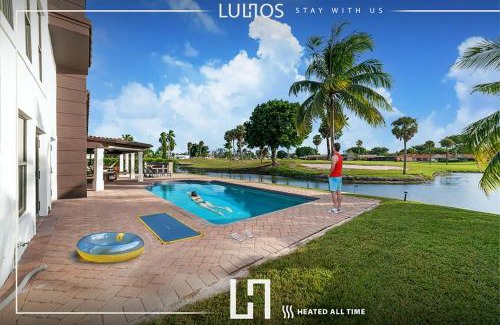 Country Club Casa | Lakeside Oasis Pool Sauna and Golf in Miami L40