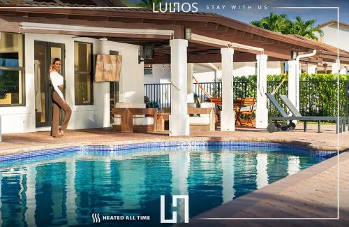 Country Club Casa | Lakeside Oasis Pool Sauna and Golf in Miami L40