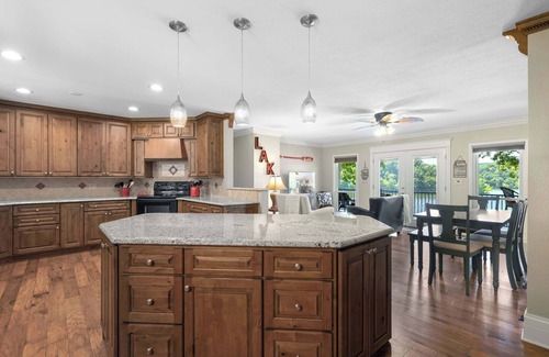 Linn Creek Casa | Lakeside Oasis – Room for 12!