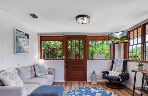 Telogia Casa | LakeSide on Lanier - 2 bedroom 1 bath house on the lake