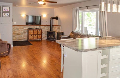 Carlow/Mayo Cabaña | Lakeside Perch Cottage-2 beds, 1 bunkie, 1 bath