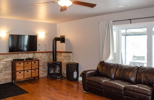 Carlow/Mayo Cabaña | Lakeside Perch Cottage-2 beds, 1 bunkie, 1 bath