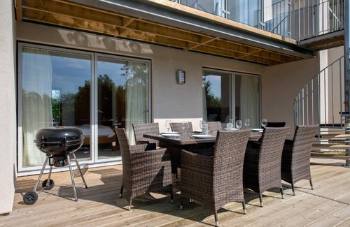 Cirencester Casa | Lakeside property with spa access on a nature reserve Swans Rest HM103