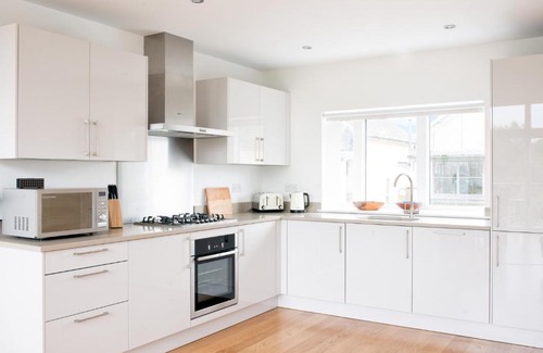Cirencester Casa | Lakeside property with spa access on a nature reserve Swans Rest HM103