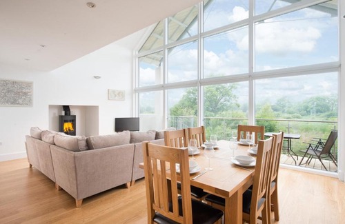 Cirencester Casa | Lakeside property with spa access on a nature reserve Swans Rest HM103