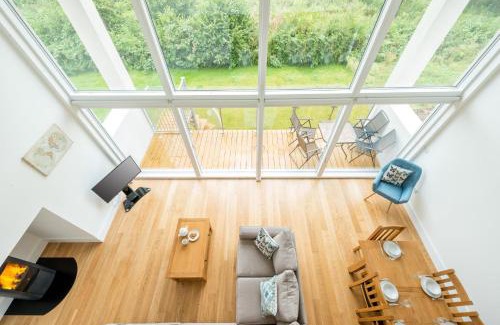 Cirencester Casa | Lakeside property with spa access on a nature reserve Swans Rest HM103