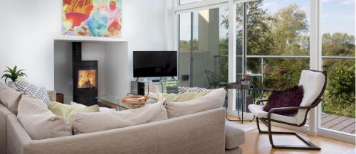Cirencester Casa | Lakeside property with spa access on a nature reserve Owls Hoot HM69