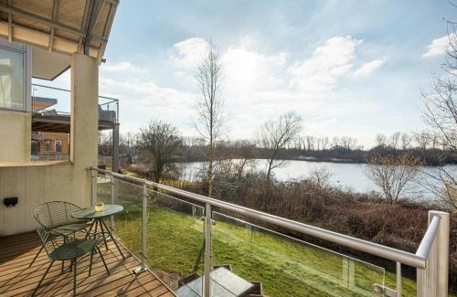 Cirencester Casa | Lakeside property with spa access on a nature reserve Owls Hoot HM69