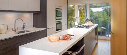 Cirencester Casa | Lakeside property with spa access on a nature reserve Owls Hoot HM69