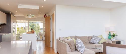 Cirencester Casa | Lakeside property with spa access on a nature reserve Owls Hoot HM69
