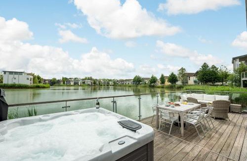 Cirencester Casa | Lakeside property with hot tub Barn Owl HM08