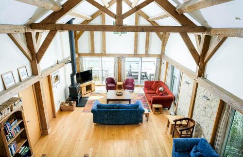 Cirencester Casa | Lakeside property with hot tub Barn Owl HM08