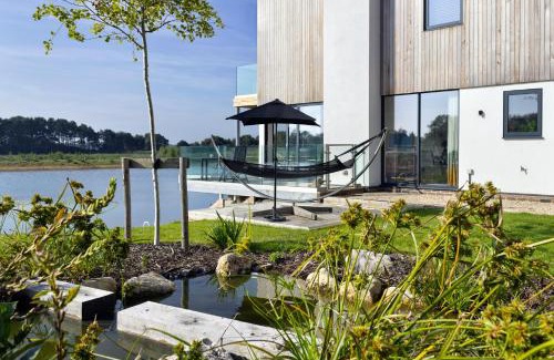 Holworth Casa | Lakeside property with spa access on a nature reserve Driftwood BV09