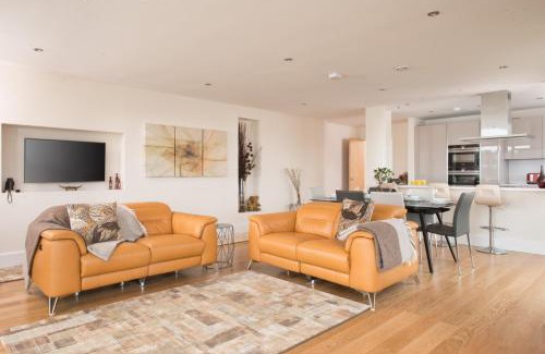 Holworth Casa | Lakeside property with spa access on a nature reserve Driftwood BV09
