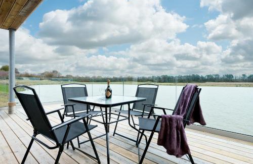 Holworth Casa | Lakeside property with spa access on a nature reserve Driftwood BV09
