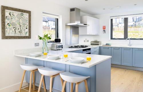 Holworth Casa | Lakeside property with spa access on a nature reserve Kirrin Barn BV26