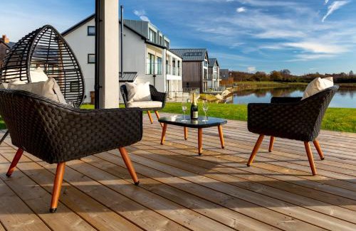 Holworth Casa | Lakeside property with spa access on a nature reserve Sandpiper BV13