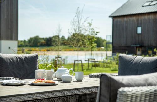 Holworth Casa | Lakeside property with spa access on a nature reserve Beaumont Village 25 BV25