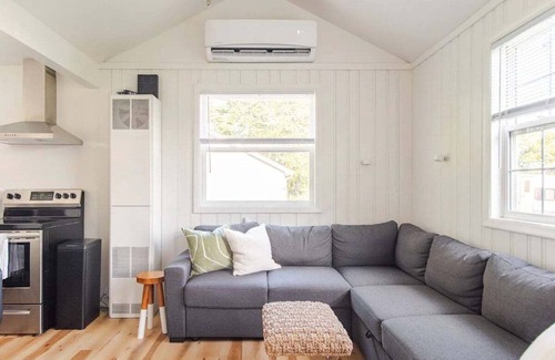 Hartland Casa | Lakeside Retreat ~ Cozy Cottage with Firepit ~