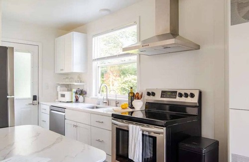 Hartland Casa | Lakeside Retreat ~ Cozy Cottage with Firepit ~