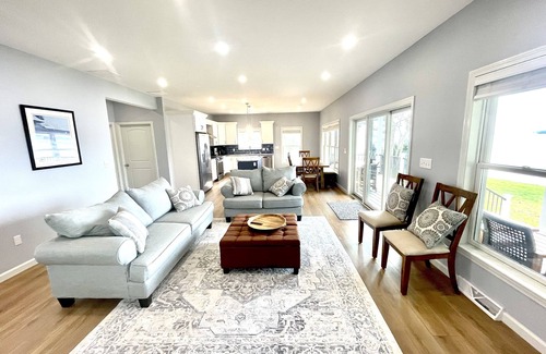 Saratoga Springs Casa | Lakeside Retreat: the comfort of lake life and a short ride to the Track!