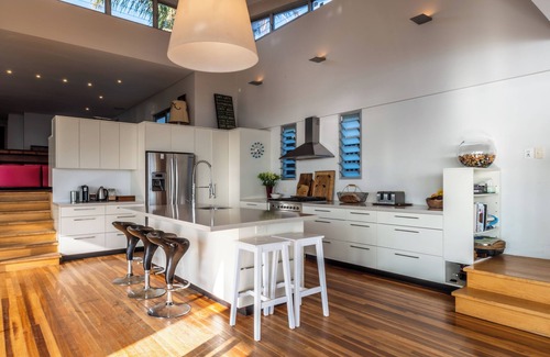 Central Coast Casa | Lakeside Retreat for Families & Groups – Spacious 5-Bedroom Home with Pool