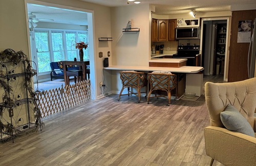 Russellville Casa | Lakeside retreat in Bonneau with AC, WiF and so much more . Enjoy a cozy stay