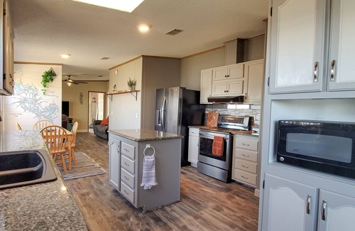 Dennis Cabaña | Lakeside Retreat: Kayaks, Fishing, Relaxing Sunsets