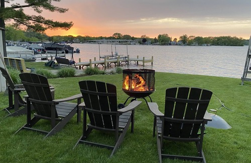 Pewaukee Casa | Lakeside Retreat - Newly Remodeled 3 Bdrm+ Loft House on Beautiful Pewaukee Lake