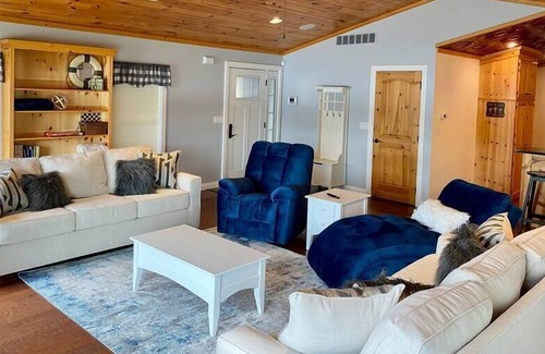 Howe Casa | Lakeside Retreat on Pigeon Lake