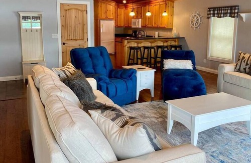 Howe Casa | Lakeside Retreat on Pigeon Lake