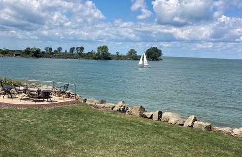 Lorain Casa | LAKESIDE RETREAT-Overlooking the scenic beauty of Lake Erie, Lorain,Ohio
