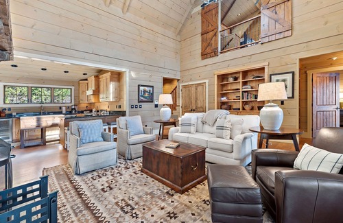 Nebo Casa | Lakeside Retreat | Pet-friendly, Grill, Fire Pit & Stunning Lakefront Views!