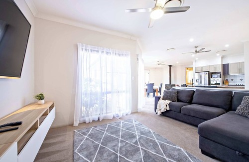 Dubbo Casa | Lakeside Retreat - Pool, Close to Zoo & Golf Club