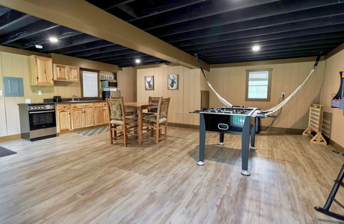 Broadalbin Casa | Lakeside Retreat with Guest Cottage on 5+ Acres