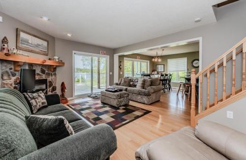 Lion's Head Casa | Lakeside Retreat With Hot Tub & Dock