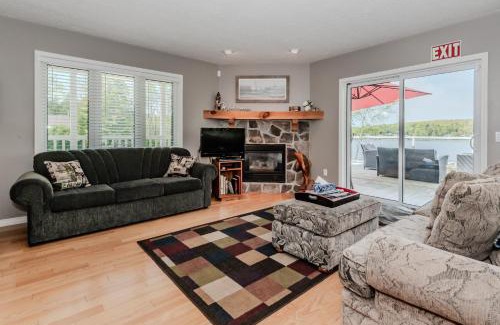 Lion's Head Casa | Lakeside Retreat With Hot Tub & Dock