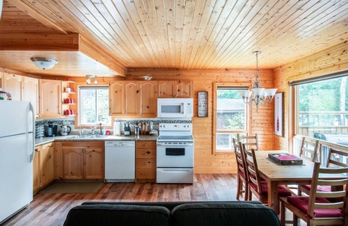 Smiths Corner Casa | Lakeside Retreat with Hot Tub