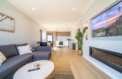 Central Coast Casa | Lakeside Sanctuary - Central Toukley