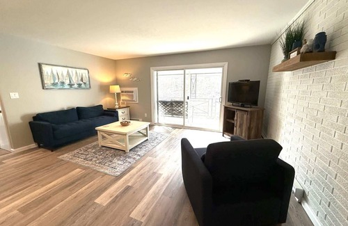 Bridgman Condominio | Lakeside Serenity: 1BD Villa with Private Deck